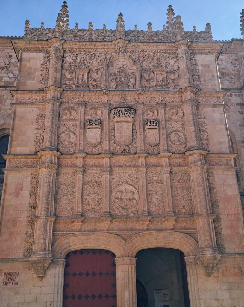 Fachada plateresca de la Universidad de Salamanca con escudos, medallones y doble puerta